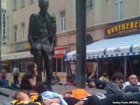 Гражданские активисты у памятника Булату Окуджаве на Старом Арбате. Фото Дмитрия Флорина Гражданские активисты у памятника Булату Окуджаве на Старом Арбате. Фото Дмитрия Флорина