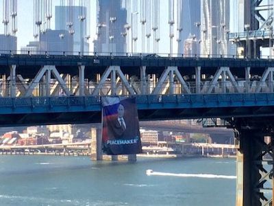 Плакат с Путиным. Фото: twitter.com/katyetc Плакат с Путиным. Фото: twitter.com/katyetc