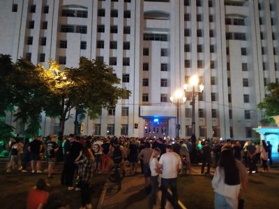 Митингующие у здания правительства Хабаровского края. Фото: teamnavalnykhv / twitter Митингующие у здания правительства Хабаровского края. Фото: teamnavalnykhv / twitter